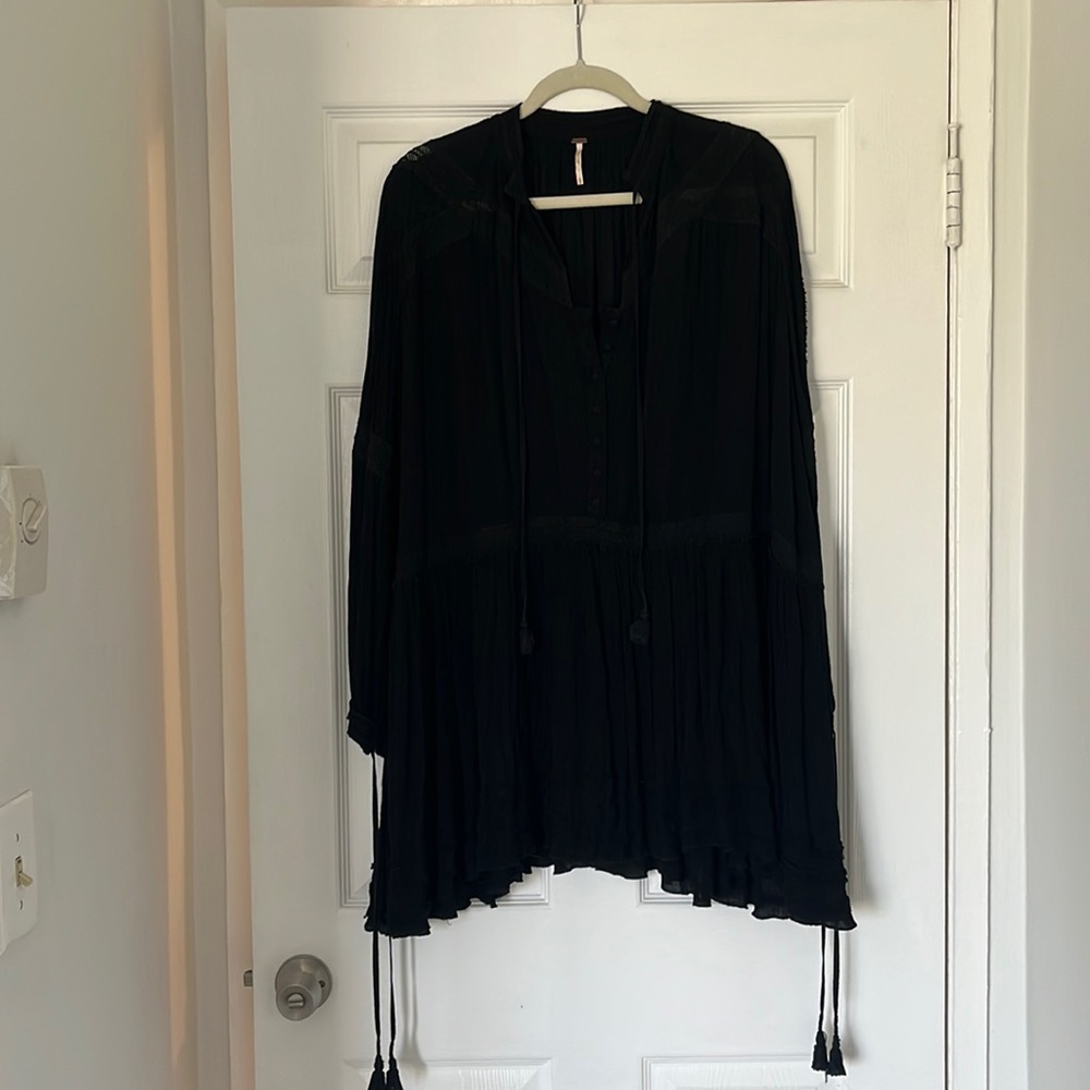 Flowy Black Dress with Tassels at the Wrist